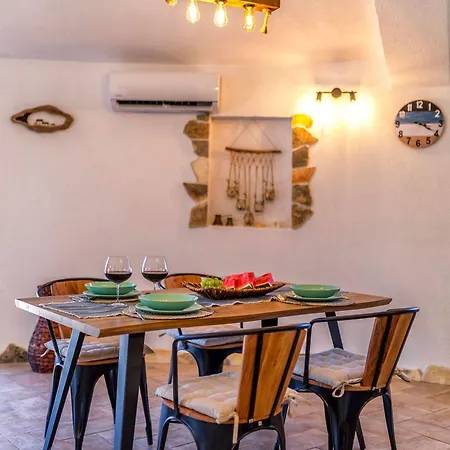 Dom wakacyjny Island Getaway Heritage House Mirce