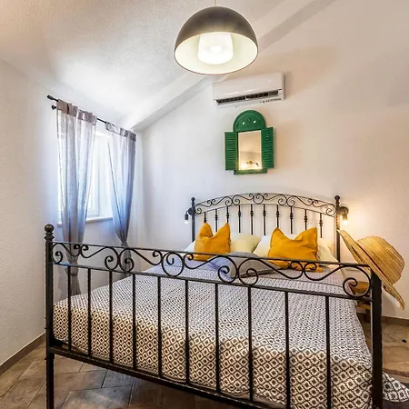펜션 Island Getaway Heritage House Mirce